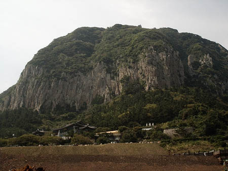 절벽과 절벽으로 이어진 산방사 